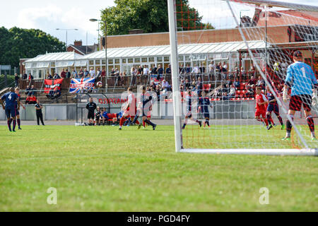 Mansfield, Nottinghamshire, Großbritannien. 25. August 2018. Die Emirate FA Cup Vorrunde fand heute Spiele statt, um das Land. AFC Mansfield vs Rainworth MW in einer lokalen Derby die Teams Boden 10 Meilen. Die Stiere AFC Mansfield ging 1-0 in den Wald Stadt Bereich zu gewinnen und in die Auslosung für die nächste Runde. Credit: Ian Francis/Alamy leben Nachrichten Stockfoto