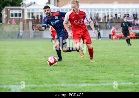 Mansfield, Nottinghamshire, Großbritannien. 25. August 2018. Die Emirate FA Cup Vorrunde fand heute Spiele statt, um das Land. AFC Mansfield vs Rainworth MW in einer lokalen Derby die Teams Boden 10 Meilen. Die Stiere AFC Mansfield ging 1-0 in den Wald Stadt Bereich zu gewinnen und in die Auslosung für die nächste Runde. Credit: Ian Francis/Alamy leben Nachrichten Stockfoto