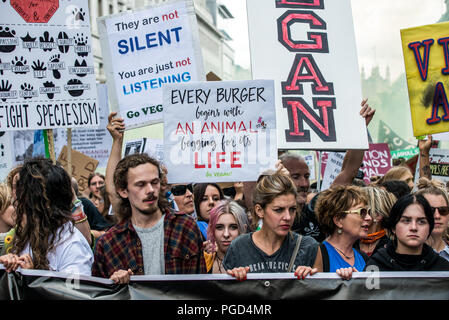 London, London, Großbritannien. 25 Aug, 2018. Menschen gesehen halten Plakate im März. Die offizielle Tierrechte März ist eine jährliche vegan März von der britischen Tierschutzorganisation Surge gegründet. Der März geht durch die Straßen von London, forderten ein Ende alle tierischen Unterdrückung. Credit: Brais G. Rouco/SOPA Images/ZUMA Draht/Alamy leben Nachrichten Stockfoto