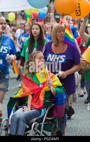 Manchester, Großbritannien. 25 August, 2018. Die Teilnehmer in bunten Kostümen und Fancy Dress nehmen Sie Teil an den Manchester 2018 Pride Parade, wie Tausende von Menschen die Route durch die Stadt. Credit: Ken Biggs/Alamy Leben Nachrichten. Stockfoto