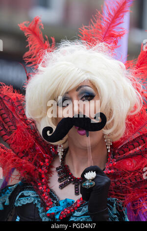 Manchester, Großbritannien. 25 August, 2018. Die Teilnehmer in bunten Kostümen und Fancy Dress nehmen Sie Teil an den Manchester 2018 Pride Parade, wie Tausende von Menschen die Route durch die Stadt. Credit: Ken Biggs/Alamy Leben Nachrichten. Stockfoto