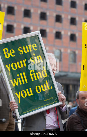 Manchester, Großbritannien. 25 August, 2018. Die Teilnehmer in bunten Kostümen und Fancy Dress nehmen Sie Teil an den Manchester 2018 Pride Parade, wie Tausende von Menschen die Route durch die Stadt. Credit: Ken Biggs/Alamy Leben Nachrichten. Stockfoto