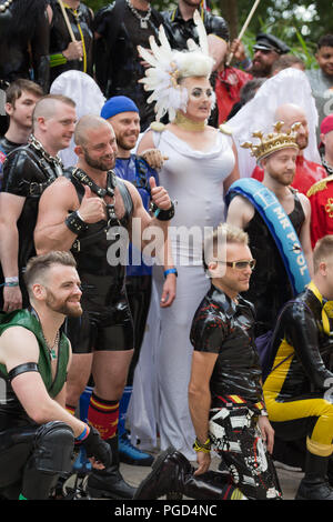Manchester, Großbritannien. 25 August, 2018. Die Teilnehmer in bunten Kostümen und Fancy Dress nehmen Sie Teil an den Manchester 2018 Pride Parade, wie Tausende von Menschen die Route durch die Stadt. Credit: Ken Biggs/Alamy Leben Nachrichten. Stockfoto
