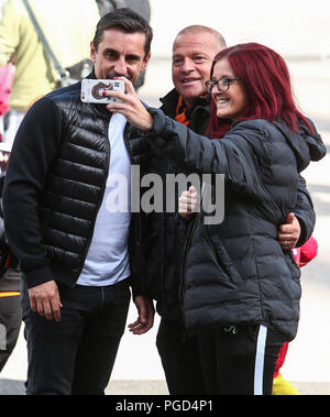 Wolverhampton, Großbritannien. 25. Aug 2018. Sky Sports Pandit Gary Neville posiert für ein Foto mit Fans vor der Premier League Match zwischen Wolverhampton Wanderers und Manchester City an Molineux auf August in Wolverhampton, England 25 2018. (Foto von John rainford/phcimages.com) Credit: PHC Images/Alamy leben Nachrichten Stockfoto