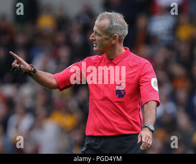 Wolverhampton, Großbritannien. 25. Aug 2018. Martin Atkinson übernimmt die Premier League Match zwischen Wolverhampton Wanderers und Manchester City an Molineux auf August in Wolverhampton, England 25 2018. (Foto von John rainford/phcimages.com) Credit: PHC Images/Alamy leben Nachrichten Stockfoto