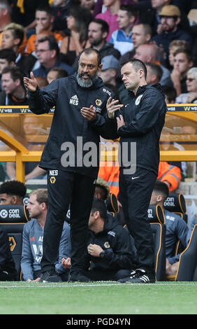 Wolverhampton, Großbritannien. 25. Aug 2018. Wolverhampton Wanderers Head Coach Nuno Espírito Santo spricht mit der vierte Offizielle während der Premier League Match zwischen Wolverhampton Wanderers und Manchester City an Molineux auf August in Wolverhampton, England 25 2018. (Foto von John rainford/phcimages.com) Credit: PHC Images/Alamy leben Nachrichten Stockfoto