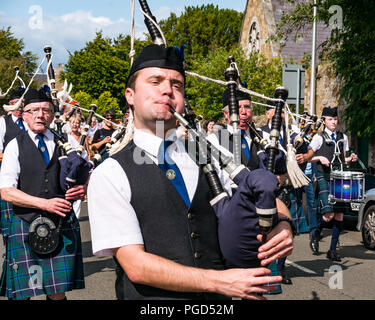 Haddington, Schottland, Großbritannien. 25. August 2018. Haddington 700 Feiern mittelalterliche Big Day, der Tag des Mittelalters ist der Höhepunkt von Haddington 700 Veranstaltungen, die im Jahr 2018 für die Gewährung einer Charta von Robert the Bruce in die Stadt im Jahre 1318 feiern, der Bestätigung Haddington das Recht, einen Markt zu halten und den Zoll zu sammeln. Veranstaltungen in den Markt der Stadt gehören eine Parade. Haddington Pipe Band gekleidet in Kilts führen die Parade durch die Straßen der Stadt Stockfoto