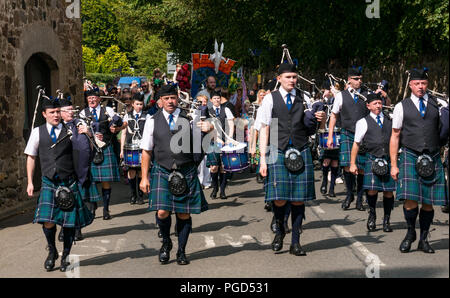 Haddington, Schottland, Großbritannien. 25. August 2018. Haddington 700 Feiern mittelalterliche Big Day, der Tag des Mittelalters ist der Höhepunkt von Haddington 700 Veranstaltungen, die im Jahr 2018 für die Gewährung einer Charta von Robert the Bruce in die Stadt im Jahre 1318 feiern, der Bestätigung Haddington das Recht, einen Markt zu halten und den Zoll zu sammeln. Veranstaltungen in den Markt der Stadt gehören eine Parade. Haddington Pipe Band gekleidet in Kilts führen die Parade durch die Straßen der Stadt Stockfoto