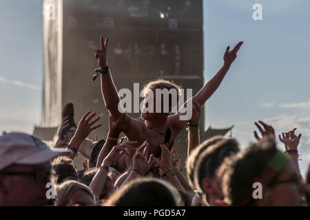 Reading, Berkshire, Großbritannien. 25. August 2018. Masse an Reading Festival 2018. Quelle: Jim Houlbrook/Alamy leben Nachrichten Stockfoto