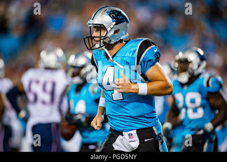 Carolina Panthers quarterback Garrett Gilbert (4) während der preseason NFL Football Spiel zwischen den New England Patriots und die Carolina Panthers am Freitag, den 24. August 2018 in Charlotte, NC. Jakob Kupferman/CSM Stockfoto