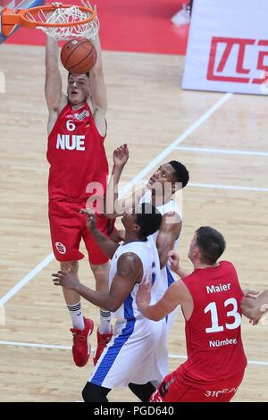 Weng'an der chinesischen Provinz Guizhou. 25 Aug, 2018. Ben Gahlert (L) von Deutschland slams Dunks bei einem Match gegen die Vereinigten Staaten im Jahr 2018 eine Internationale Weng' Basketball Herren Meisterschaft in Weng'an, der Südwesten Chinas Provinz Guizhou, Aug 25., 2018. Die Vereinigten Staaten gewann 80-64. Credit: Ou Dongqu/Xinhua/Alamy leben Nachrichten Stockfoto