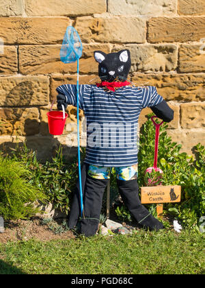 Marske North Yorkshire 25. August/Wie viele Yorkshire Dörfer Marske durch das Meer hat eine weeklong Scarecrow Festival, das heute 25. August begann, viele verschiedene Organisationen und gesellschaftliche Gruppen haben Vogelscheuchen, die Ihnen rund um das Dorf aufgestellt. Eltern und Kinder können eine Wanderkarte zu folgen und alle Exponate ansehen. Es gibt eine Verlosung am Ende der Woche. Diese Katze ist durch die lokale Folk Museum Winkies Schloss in einem ehemaligen cobblers Shop es eine Katze namens Winkie Credit: Peter Jordan NE/Alamy Live Nachrichten hatten Stockfoto