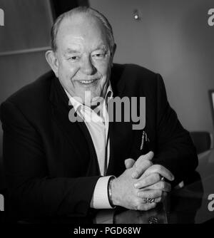 Las Vegas, NV, USA. 15 Feb, 2013. Robin Leach fotografiert von Guy Savoy im Caesars Palace in Las Vegas, NV am 15. Februar 2013. Credit: Erik Kabik Fotografie/Medien Punch/Alamy leben Nachrichten Stockfoto