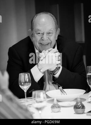 Las Vegas, NV, USA. 15 Feb, 2013. Robin Leach fotografiert von Guy Savoy im Caesars Palace in Las Vegas, NV am 15. Februar 2013. Credit: Erik Kabik Fotografie/Medien Punch/Alamy leben Nachrichten Stockfoto