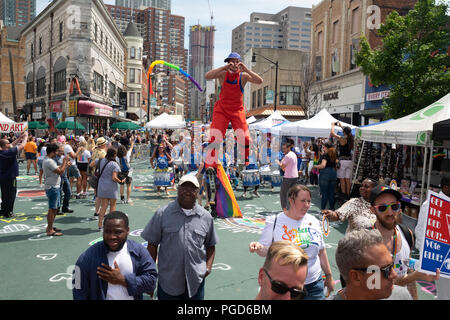 Jersey City, USA. 25 August, 2018: eine Straße Performer macht ein Herz mit seinen Händen während während der 18. jährlichen Jersey City LGBT Pride Festival in Jersey City, USA Airborne. Credit: Jonathan Carroll/Alamy leben Nachrichten Stockfoto