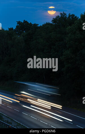 Birmingham, Großbritannien. 25 August, 2018. Vollmond über die Autobahn M42 in der Nähe von Birmingham heute Abend. Stockfoto