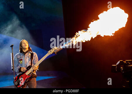 Pete Wentz von Fall Out Boy führt live auf der Bühne bei Leeds Festival, UK, 25. Juni 2018. Stockfoto