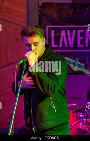 Gareth Barrow, Sänger der Band Lavengro am Nervenzentrum in Derry, Nordirland. Stockfoto