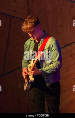 Gitarrist und Sänger, David Healy, der mit der Band Lavgengro durchführen bei Derryâ € ™ s Nervenzentrum, Nordirland. Stockfoto