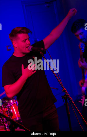 Gareth Barrow, Sänger der Band an Lavengro Derryâ € ™ s Nervenzentrum, Nordirland. Stockfoto