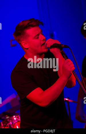 Gareth Barrow, Sänger der Band Lavengro am Nervenzentrum in Derry, Nordirland. Stockfoto