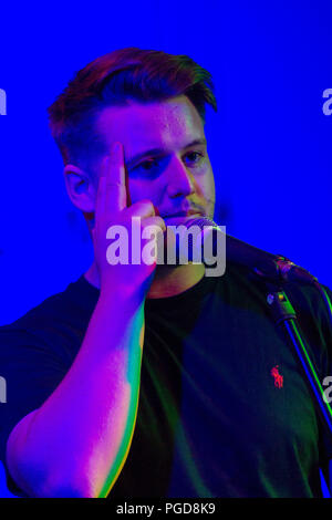 Gareth Barrow, Sänger der Band Lavengro am Nervenzentrum in Derry, Nordirland. Stockfoto