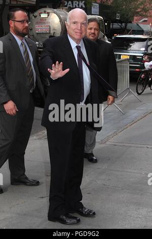 New York, NY, USA. 23 Okt, 2018. Us-Senator John McCain (R-AZ) entdeckt in der 'View' Ankommen auf seine Tochter und Co - Wirt Meghan McCain's Geburtstag in New York City, New York, am 23. Oktober 2017. Credit: Rainmaker Foto/Media Punch/Alamy leben Nachrichten Stockfoto