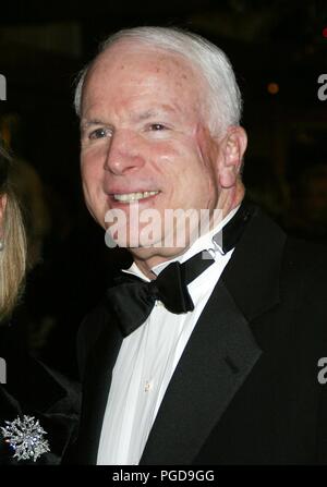 New York, New York, USA. 9. Nov 2004. US-Senator John Mccain in der Krebsforschung und -behandlung Fonds für Krebsüberlebende Hall Of Fame in der Taverne auf dem Grün in New York New York. Credit: Judie Burstein/Kugel Fotos/ZUMAPRESS.com/Alamy leben Nachrichten Stockfoto