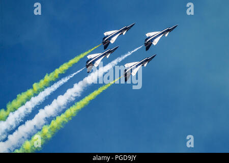 Moskau, Russland. 24 Aug, 2018. Die chinesische Volksbefreiungsarmee (PLA) der Air Force 1. August Kunstflug Team führt an der Armee 2018 Internationale militärische und technische Forum in Kubinka Flughafen, in der Nähe von Moskau, Russland, am 12.08.24., 2018. Credit: Bai Xueqi/Xinhua/Alamy leben Nachrichten Stockfoto