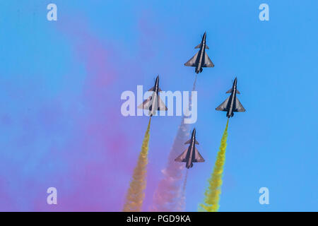 Moskau, Russland. 24 Aug, 2018. Die chinesische Volksbefreiungsarmee (PLA) der Air Force 1. August Kunstflug Team führt an der Armee 2018 Internationale militärische und technische Forum in Kubinka Flughafen, in der Nähe von Moskau, Russland, am 12.08.24., 2018. Credit: Bai Xueqi/Xinhua/Alamy leben Nachrichten Stockfoto