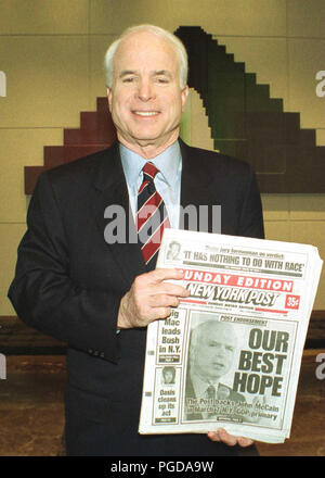 Washington, District of Columbia, USA. 21. Juli 2017. Washington, DC - (Datei) -- United States Senator John McCain (Republikaner aus Arizona) hält eine Kopie der New York Post ihre Billigung seiner Kandidatur 2000 zeigen für die republikanische Nominierung für das Amt des Präsidenten der Vereinigten Staaten am 27. Februar 2000. McCain erhielt auch die Zustimmung des Papiers im Jahr 2008 New York republikanischen Präsidentenprimär. Credit: Ron Sachs/CNP Credit: Ron Sachs/CNP/ZUMA Draht/Alamy leben Nachrichten Stockfoto