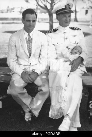 Jun 15, 1951 - JOHN MCCAIN (Baby), Vater Admiral JOHN SIDNEY MCCAIN Jnr. (L) und Großvater Admiral JOHN SIDNEY MCCAIN Senior (genaue Lage unbekannt). John Sidney McCain III (* 29. August 1936) ist Senior United States Senator von Arizona und vermutliche republikanische Partei designierten Präsidenten der Vereinigten Staaten in der kommenden Wahl 2008. Während des Vietnam Krieges, er verlor sein Leben in den 1967 USS Forrestal Feuer. Später in diesem Jahr während einer Bombardierung Mission über North Vietnam, wurde er abgeschossen, schwer verletzt, und als Kriegsgefangener durch die Nordvietnamesischen erfasst. Er verbrachte Stockfoto