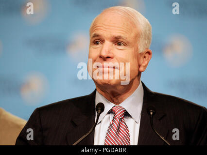 Mar 26, 2008 - Los Angeles, Kalifornien, USA - Der republikanische Präsidentschaftskandidat, Senator John Mccain, R-Ariz, Adressen Mitglieder und Gäste der Los Angeles Welten Angelegenheiten, Mittwoch, 26. März 2008. Senator McCain lieferte einen wichtigen außenpolitischen Adresse am Mittwoch, dass die Bedeutung der Zusammenarbeit mit den Verbündeten auf Probleme, einschließlich der Krieg gegen den Terror und die globale Erwärmung betont. Credit: Jonathan Alcorn/ZUMAPRESS.com/Alamy leben Nachrichten Stockfoto