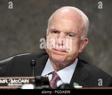 Washington, District of Columbia, USA. 19 Sep, 2017. Us-Senator John McCain (Republikaner aus Arizona), Vorsitzender des Ausschusses des US-Senats über bewaffnete Dienste den Vorsitz in der mündlichen Verhandlung auf ' ' den letzten United States Navy Zwischenfällen auf See'' auf dem Capitol Hill in Washington, DC am Dienstag, 19. September 2017. Die Anhörung ist die Untersuchung der zwei separaten Kollision mit der USS Fitzgerald und USS John S. McCain, der den Verlust von 17 uns Matrosen geführt. Credit: Ron Sachs/CNP/ZUMA Draht/Alamy leben Nachrichten Stockfoto