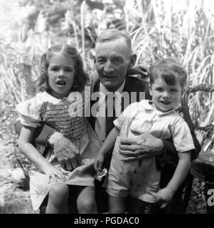 Jun 15, 1951 - JOHN MCCAIN (R), Schwester SANDY MCCAIN (L) und Großvater Admiral JOHN SIDNEY MCCAIN Senior (genaue Lage unbekannt). John Sidney McCain III (* 29. August 1936) ist Senior United States Senator von Arizona und vermutliche republikanische Partei designierten Präsidenten der Vereinigten Staaten in der kommenden Wahl 2008. Während des Vietnam Krieges, er verlor sein Leben in den 1967 USS Forrestal Feuer. Später in diesem Jahr während einer Bombardierung Mission über North Vietnam, wurde er abgeschossen, schwer verletzt, und als Kriegsgefangener durch die Nordvietnamesischen erfasst. Er verbrachte Fünfeinhalb Jahre Stockfoto