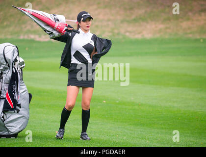 Jeongseon, östlich von Seoul, Südkorea. 23 Aug, 2018. Shin-Ae Ahn (KOR) Golf: Shin-Ae Ahn von Südkorea trägt eine Jacke wie es regnet am 13. Fairway in der ersten Runde der KLPGA Hoch 1 Resort Ladies Open 2018 auf dem High 1 Country Club in Jeongseon, östlich von Seoul, Südkorea. Quelle: Lee Jae-Won/LBA/Alamy leben Nachrichten Stockfoto