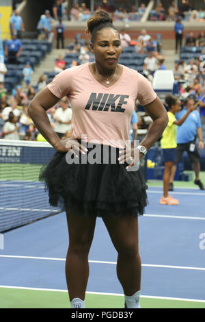 New York, USA. 25. August 2018 Zeit Grand Slam Champion Serena Williams nimmt an Arthur Ashe Kids Tag vor 2018 US Open bei Billie Jean King National Tennis Center Credit: Leonard Schukowski/Alamy leben Nachrichten Stockfoto