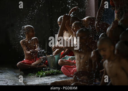 Kathmandu, Nepal. 26 Aug, 2018. Nepalesische jungen Hindu Priester Durchführen traditioneller Rituale während Janai Purnima oder Heiligen Thread Festival in Pashupathinath Tempel in Kathmandu, Nepal am Sonntag, den 26. August 2018. Es wird angenommen, dass das Binden der Heiligen thread rids Hautkrankheiten. Credit: Skanda Gautam/ZUMA Draht/Alamy leben Nachrichten Stockfoto