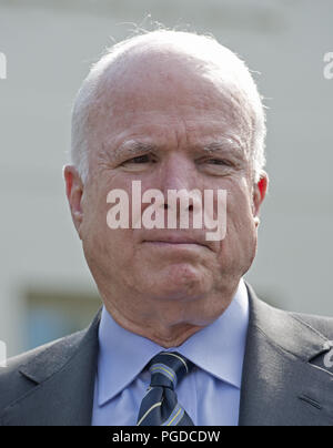 Washington, Vereinigte Staaten von Amerika. 02 Sep, 2013. United States Senatoren John McCain (Republikaner aus Arizona) erfüllt die Reporter im Weißen Haus in Washington, DC, nach seinem Treffen mit US-Präsident Barack Obama über die Initiative der Präsident die Zustimmung des Kongresses vor der Reaktion der chemischen Waffen Angriffe in Syrien am Montag, September 2, 2013. Credit: Ron Sachs/CNP | Verwendung der weltweiten Kredit: dpa/Alamy leben Nachrichten Stockfoto