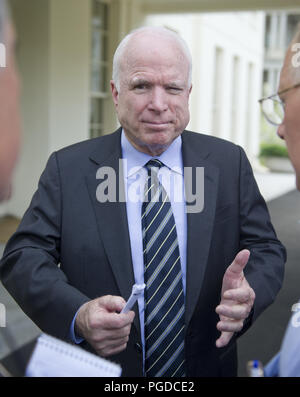 Washington, Vereinigte Staaten von Amerika. 02 Sep, 2013. United States Senatoren John McCain (Republikaner aus Arizona) beantwortet Fragen ein paar zusätzliche Reporter im Weißen Haus in Washington, DC, nach seinem Treffen mit US-Präsident Barack Obama über die Initiative der Präsident die Zustimmung des Kongresses vor der Reaktion der chemischen Waffen Angriffe in Syrien am Montag, September 2, 2013. Credit: Ron Sachs/CNP | Verwendung der weltweiten Kredit: dpa/Alamy leben Nachrichten Stockfoto