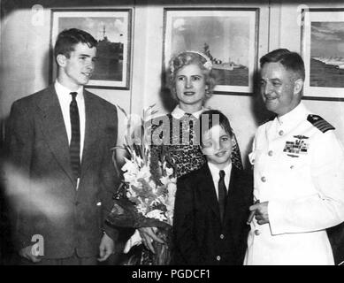 Washington, Vereinigte Staaten von Amerika. 03 Mär, 2000. Washington, DC - (Datei) - Family Portrait vom Büro der United States Senator John McCain (Republikaner aus Arizona), der vermutliche republikanische Kandidat für das Amt des Präsidenten der Vereinigten Staaten 2008, auf der der Senator und seine Familie ca. 1951. Nach rechts: John, Roberta, Joe, John S. McCain, Jr Quelle: Mit freundlicher Genehmigung McCain über CNP - KEINE LEITUNG SERVICE - Quelle: Mit freundlicher Genehmigung Mccain/Konsolidierte - POOL/dpa | Verwendung weltweit/dpa/Alamy Live News Links Stockfoto