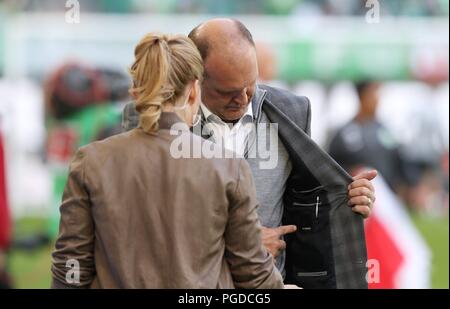 Wolfsburg, Deutschland. 25 Aug, 2018. firo Fußball, 25.08.2018 1.Bundesliga, 1.BL Saison 2018/2019 VfL Wolfsburg - S04 FC Schalke 04 2:1 VfL-Manager, Leiter Sport, Jörg Schmadtke, Anzug, Geste, Gestik, Roy Robson, Sky Moderatorin Jessica Kastrop Libbertz, ehemaliger | Verwendung der weltweiten Kredit: dpa/Alamy leben Nachrichten Stockfoto