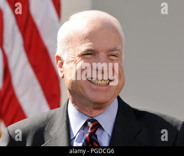 Washington, DC - 5. März 2008 -- United States Senator John McCain (Republikaner aus Arizona), der vermutliche 2008 republikanische Kandidat für das Amt des Präsidenten der Vereinigten Staaten Lächeln als Präsidenten der Vereinigten Staaten George W. Bush, nicht dargestellt, macht eine Aussage im Rosengarten des Weißen Hauses ihn billigt am Mittwoch, 5. März 2008. Quelle: Ron Sachs/CNP - KEINE LEITUNG SERVICE - Foto: Ron Sachs/Konsolidierte/dpa | Verwendung weltweit Stockfoto