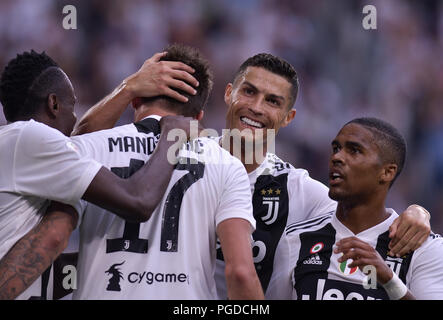 Turin, Italien. 25 Aug, 2018. Juventus' Mario Mandzukic (2. L) feiert sein Ziel mit Teamkollegen Cristiano Ronaldo (2. R) und Douglas Costa (1. R) während der italienischen Serie A Fußballspiel zwischen von Juventus Turin und Lazio in Turin, Italien, Nov. 25, 2018. Juventus Turin gewann 2-0. Credit: Alberto Lingria/Xinhua/Alamy leben Nachrichten Stockfoto