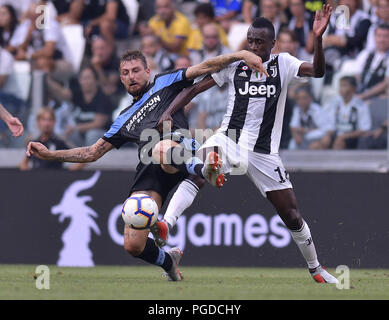 Turin. 25 Aug, 2018. Juventus' Blaise Matuidi (R) Mias mit Latium von Francesco Acerbi während der italienischen Serie A Fußballspiel zwischen von Juventus Turin und Lazio in Turin Italien, Aug 25., 2018. Juventus Turin gewann 2-0. Credit: Alberto Lingria/Xinhua/Alamy leben Nachrichten Stockfoto