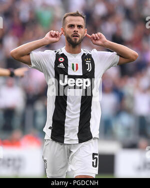 Turin, Italien. 25 Aug, 2018. Juventus' Miralem Steeves feiert sein Ziel während der italienischen Serie A Fußballspiel zwischen von Juventus Turin und Lazio in Turin, Italien, Nov. 25, 2018. Juventus Turin gewann 2-0. Credit: Alberto Lingria/Xinhua/Alamy leben Nachrichten Stockfoto