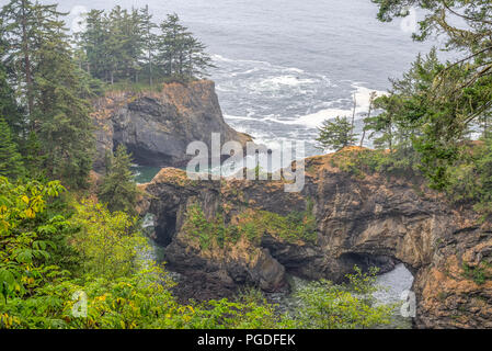 Foggy Oregon Küste und den Pazifischen Ozean. Natural Bridges, Samuel H. Boardman State Scenic Korridor, südwestliche Küste von Oregon, USA. Stockfoto