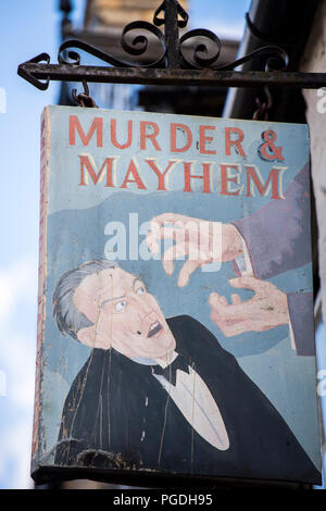 Zeichen außerhalb der Mord und Totschlag Buchhandlung in Hay-on-Wye, Powys, Wales Stockfoto