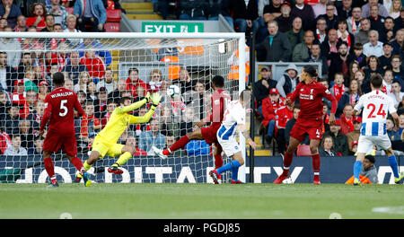 Liverpools Ramses Alisson (Zweite links) und speichert einen Schuß auf Ziel von Brighton & Hove Albion Pascal Gross (Mitte rechts) während der Premier League Match in Liverpool, Liverpool. Stockfoto