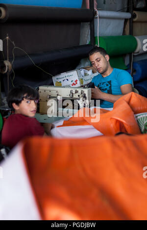 Hebron, Palästina, 4. Juni 2014: Palästinensische Jungen arbeiten in einem Sägen Werkstatt. Stockfoto